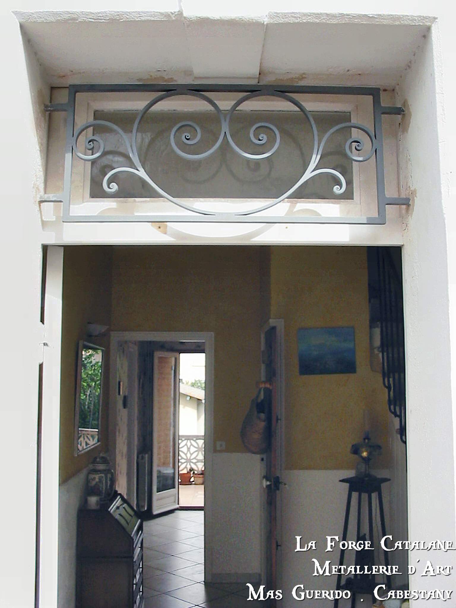 Grille fixe imposte volute coeur fer forge catalane cabestany (2).jpg